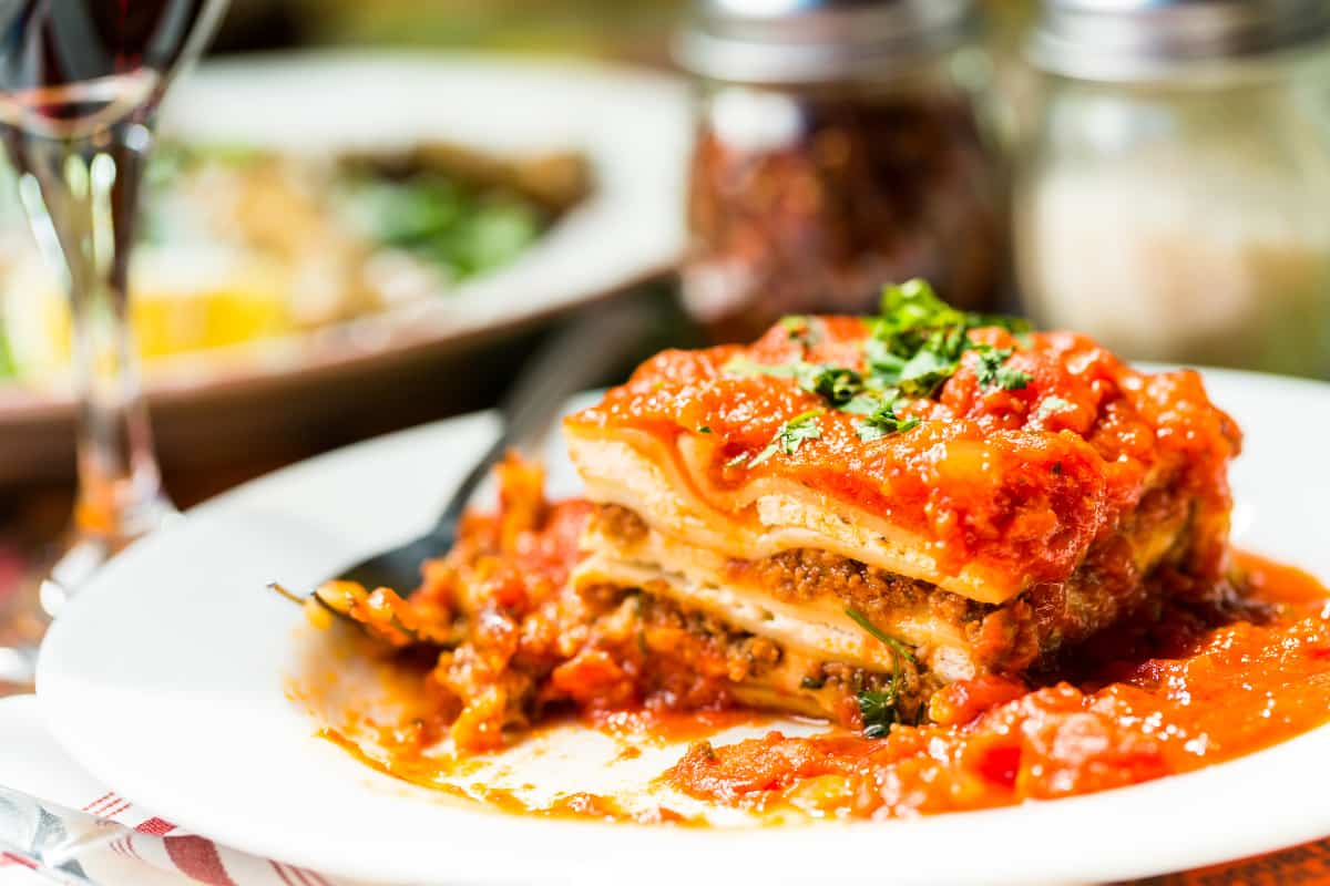 Manger des lasagnes alors qu’on est enceinte : possible ?